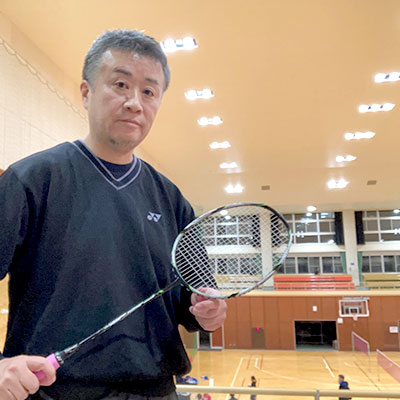 バトミントンをする院長